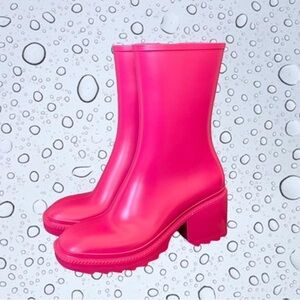 Inc rain boots (Everett) is a dam cute boot!  Well made! Zipper, 2" rubber heel.